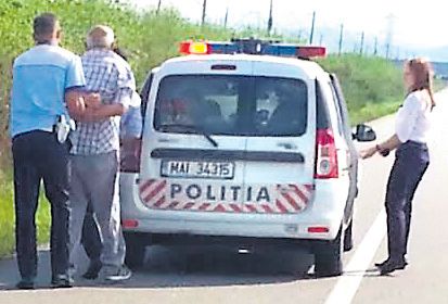 Fermierii îşi APĂRĂ păşunile cu LEVIERUL! Doar poliţia l-a SALVAT pe un TIR-ist