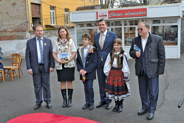 Serbare şi lansare de carte de Ziua Naţională la Şcoala Grigore Moisil