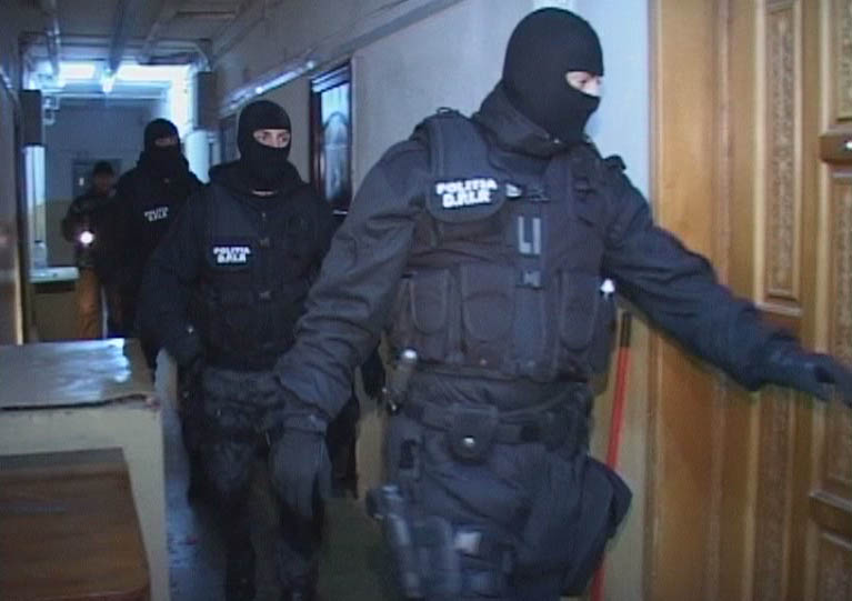 FOTOGALERIE. ”Țighi-țighi” la pușcărie. Doi contrabandiști din piețe, arestați