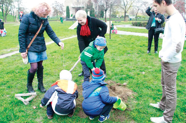 Plantare de puieţi în Parcul Liniştii