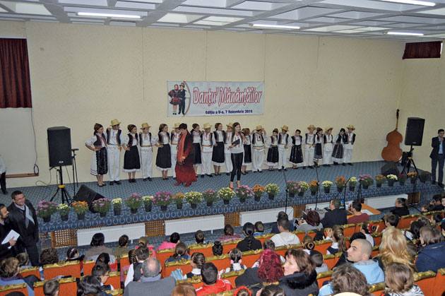 Regal folcloric oferit de sute de copii