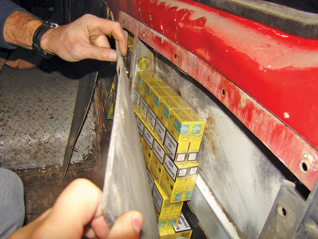 Sute de pachete de ţigări ascunse într-un autovehicul