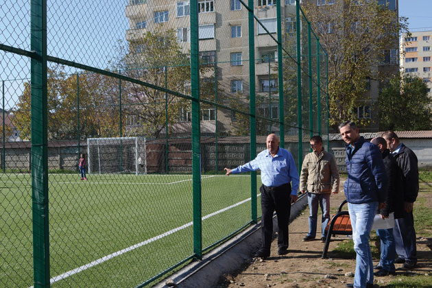 Primăria Satu Mare a dat în folosinţă primul teren de sport sintetic