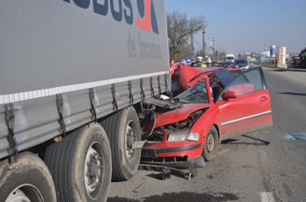 A intrat cu maşina într-un TIR