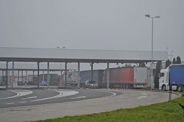 Cozi interminabile de TIR-uri  la Vama Petea