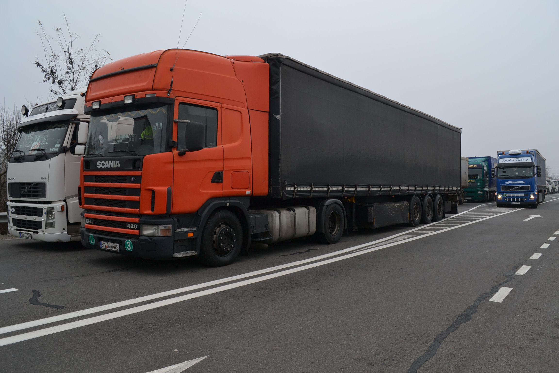 COZI interminabile de TIR-URI la Vama PETEA. CONTROALE la  SÂNGE