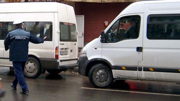 Culmea TUPEULUI! Un bărbat a CONDUS un MICROBUZ fără a avea PERMIS