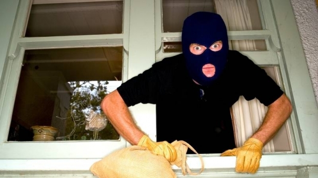 HOŢ prins în FLAGRANT. A LOVIT un poliţist pentru a SCĂPA