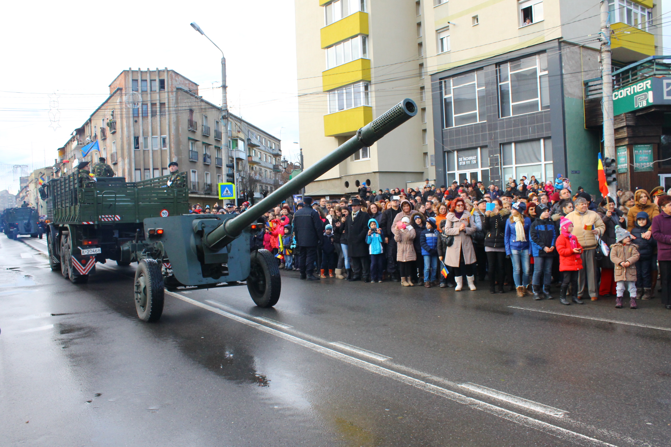 ÎN PREMIERĂ pentru Satu Mare. Paradă militară de EXCEPŢIE. Blindate, militari şi trupe speciale