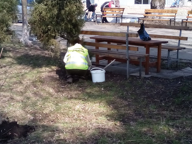 Zeci de asistaţi social, puşi la muncă