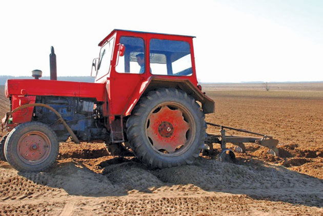 Fermierii pot depune la APIA cereri pentru motorină în agricultură