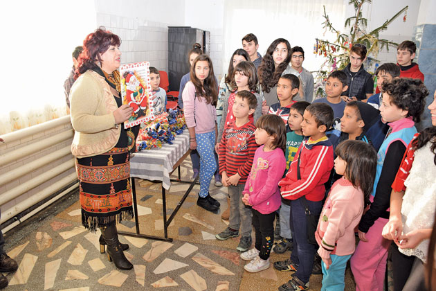 Rafaelo Varga, alături de copiii instituţionalizaţi