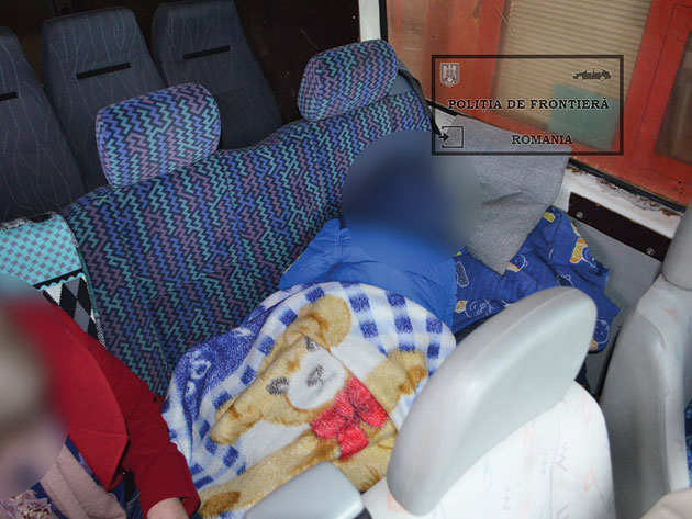 A încercat să-şi scoată copilul din ţară ascuns sub pătură