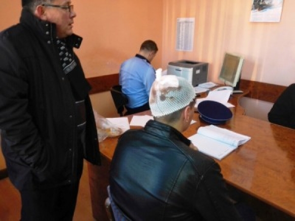 VIOLENŢĂ ieşită din comun la BELTIUG. TREI indivizi au TĂBĂRÂT cu pumnii şi cu parii pe DOI consăteni