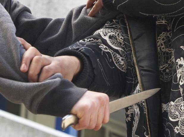 Unii OŞENI nu renunţă la CUŢIT. Un MINOR l-a TĂIAT pe un consătean