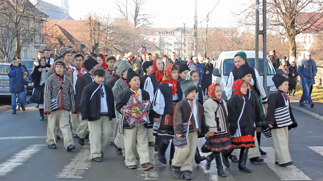 Regal de colinde şi port popular în Ţara Oaşului