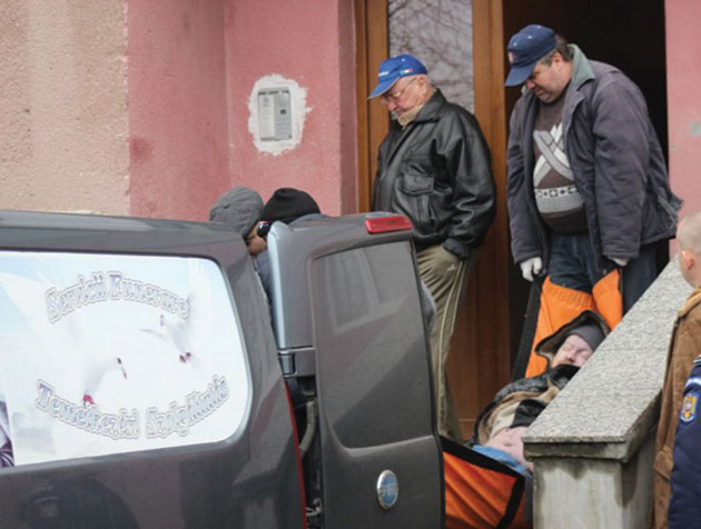 Cadavrul unui bărbat, găsit într-un apartament de pe Drumul Careiului