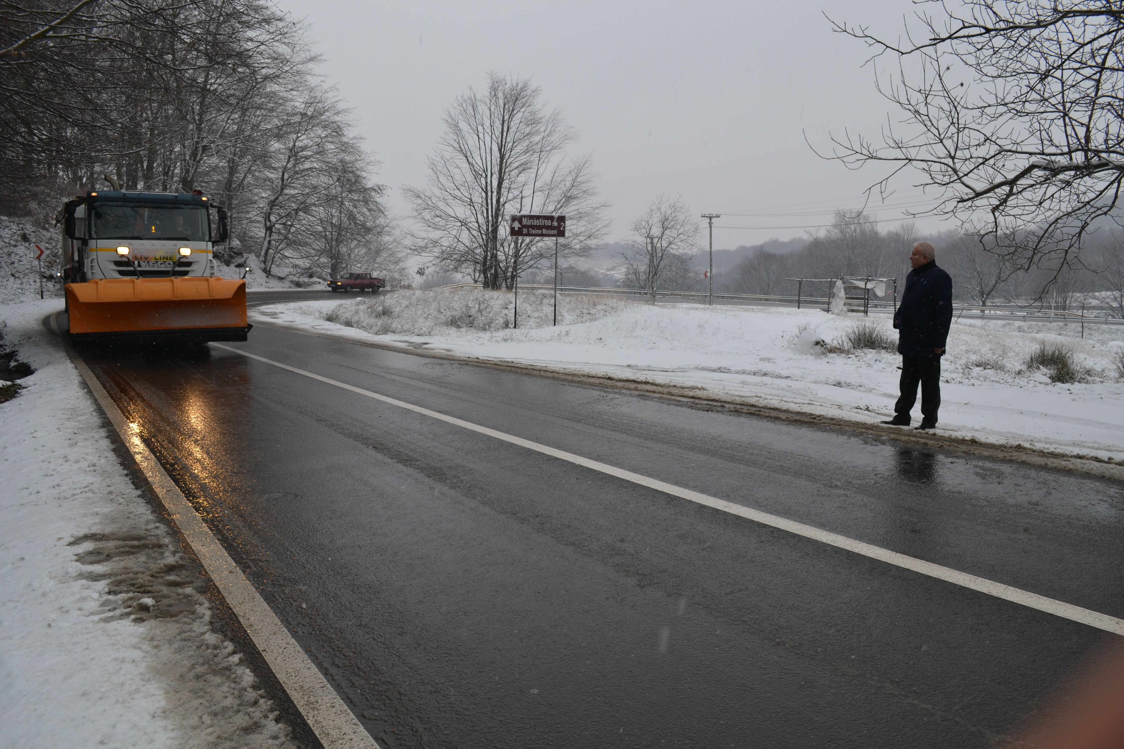 Contracte de deszăpezire pentru toate drumurile din judeţ