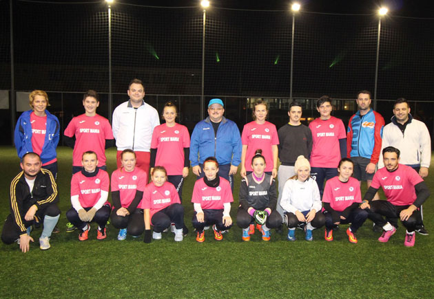 La o miuţă cu fetele!