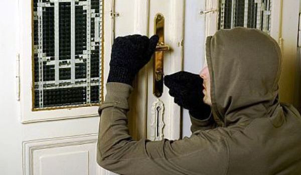 Cel mai AMATOR hoţ. A SPART o casă şi nu a FURAT nimic