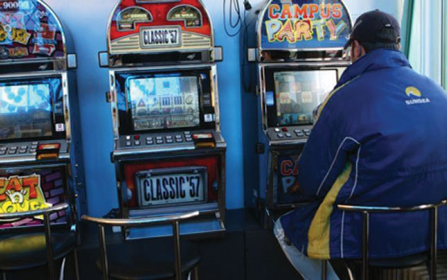 Şi bătut, şi cu banii luaţi