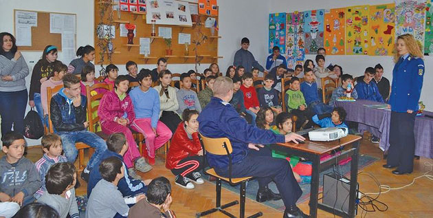 Elevii  Centrului Școlar pentru Educație Incluzivă, gazdele jandarmilor sătmăreni