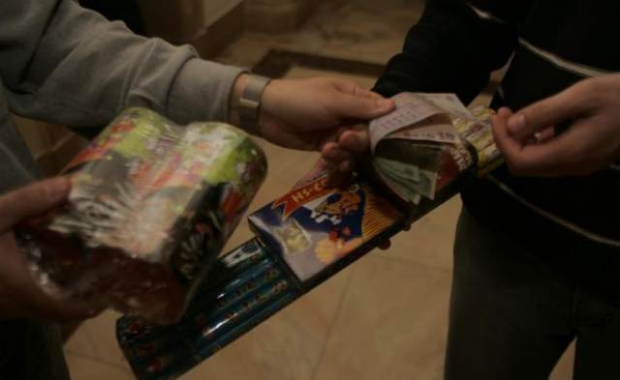 MINOR care VINDEA petarde, PREDAT poliţiştilor de un PROFESOR