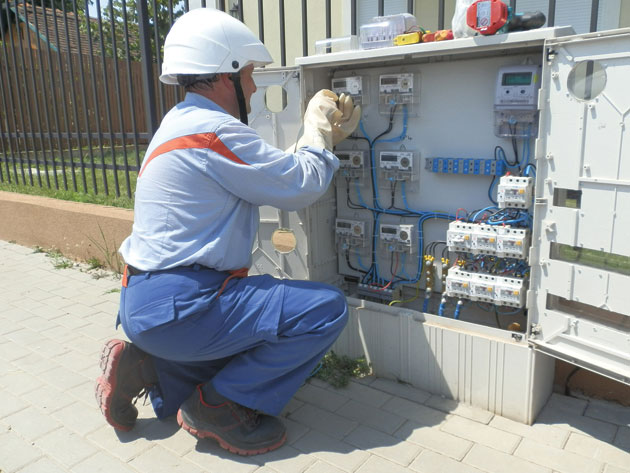 Furnizorii de utilităţi, băgaţi în şedinţă