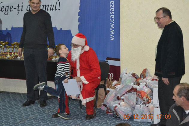 Moș Nicolae le-a adus daruri micilor șahiști!