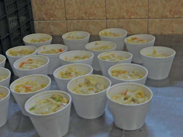 Mâncare caldă gratuită pentru asistaţii social