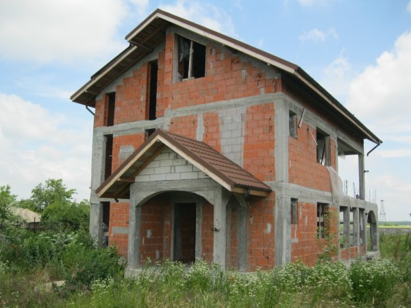 Vilele în construcţie din Mărtineşti, PRĂDATE de HOŢI. PREJUDICIU este foarte MARE