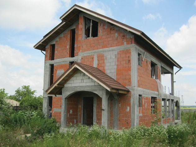 Vilele în construcţie din Mărtineşti, prădate de hoţi