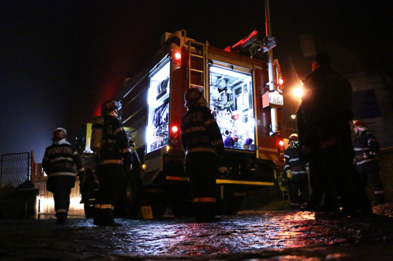 BLOC de locuinţe, SALVAT în ultimul moment de pompieri la Negreşti-Oaş