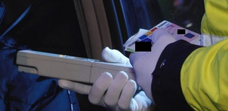 Un VITEZOMAN beat criţă a făcut un accident în sensul giratoriu din Piaţa Libertăţii