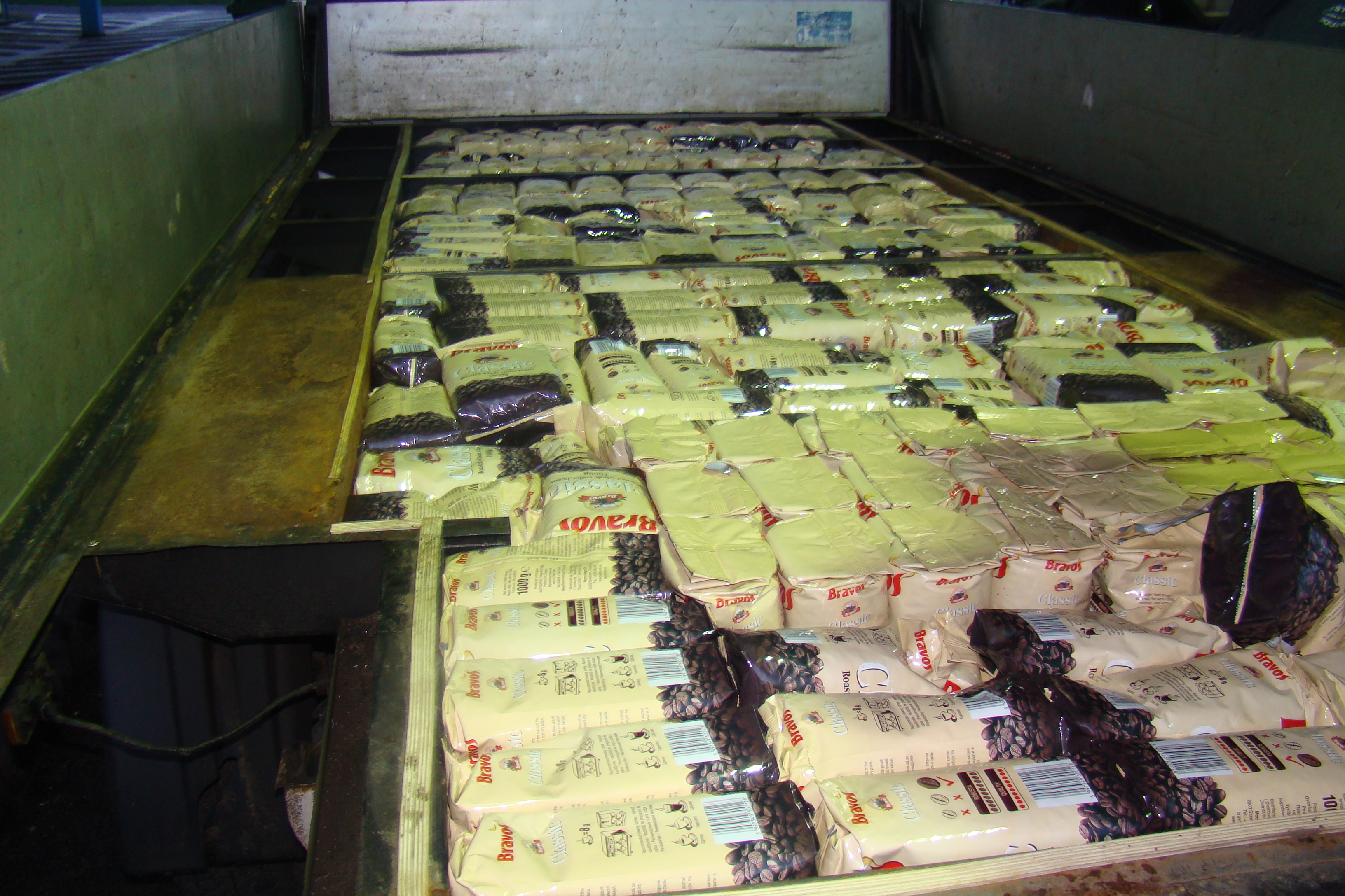 JUMĂTATE de TONĂ de CAFEA confiscată la P.T.F. Halmeu. TUPEU fantastic al unui CONTRABANDIST