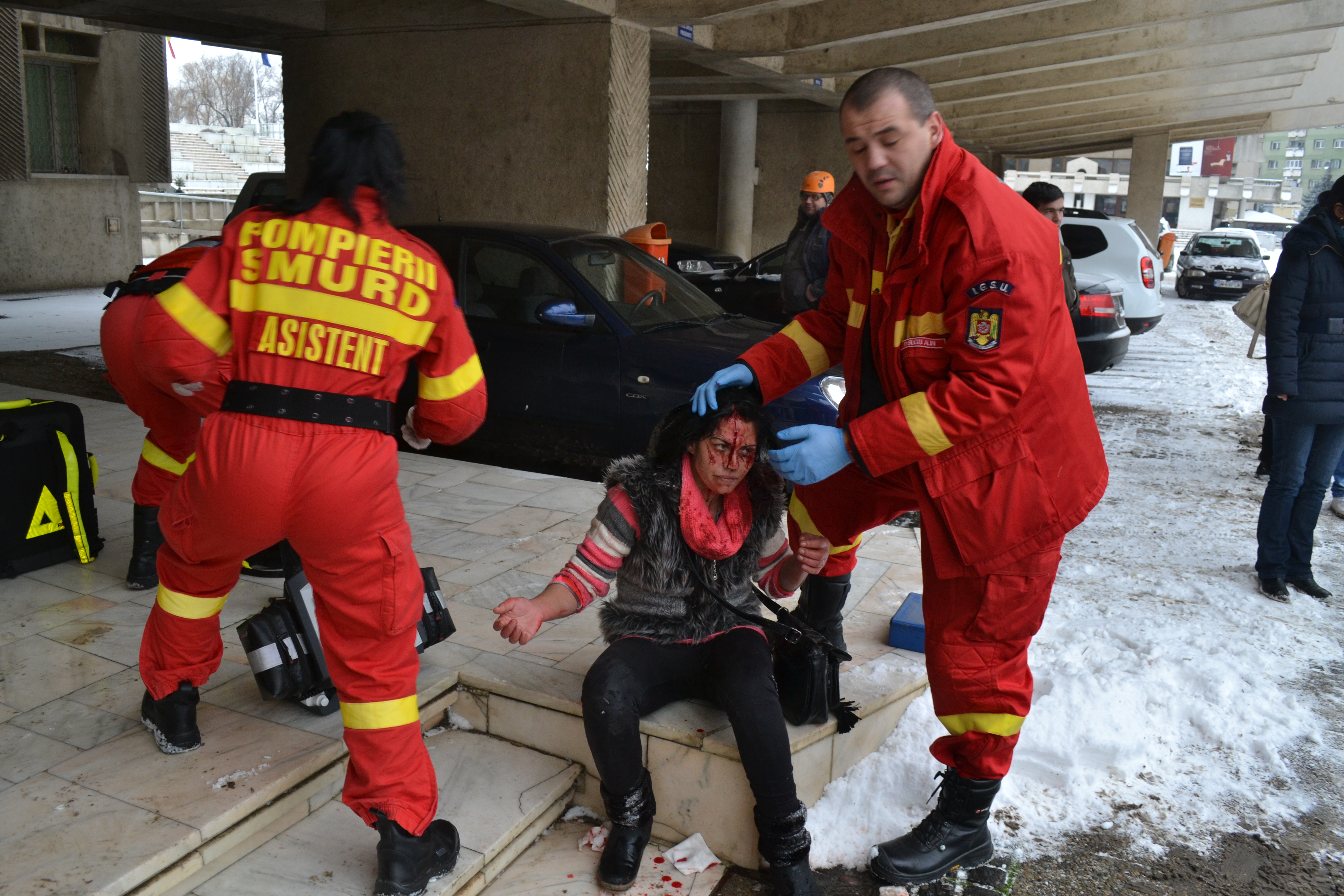 Femeia MUTILATĂ în faţa Palatului Administrativ, DOUĂ săptămâni de SPITALIZARE. AGRESORUL, cercetat în LIBERTATE