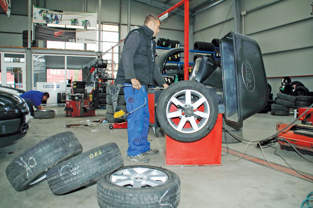 VIDEO: Iarna vine cu profituri pentru comercianții de anvelope. Cât costă schimbul