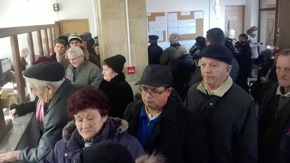 NEBUNIE la CARP. PENSIONARII  se ÎMPRUMUTĂ pe RUPTE