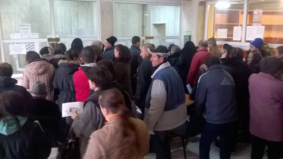 NEBUNIE la sediul CJAS pentru CARDURILE de SĂNĂTATE. ÎNTÂRZIAŢII au NĂVĂLIT pentru a şi le primii