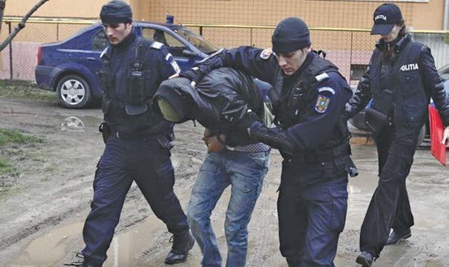 Hoţi de maşini, prinşi după o acţiune ca-n filme