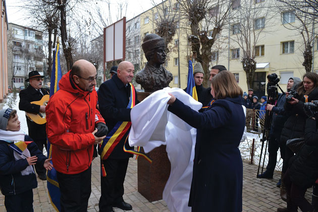 Bustul lui Avram Iancu, dezvelit în curtea şcolii care-i poartă numele