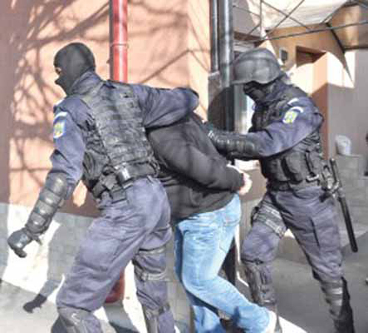 SCANDAL în CENTRUL Ardudului. MASCAŢII  au INTERVENIT  în FORŢĂ