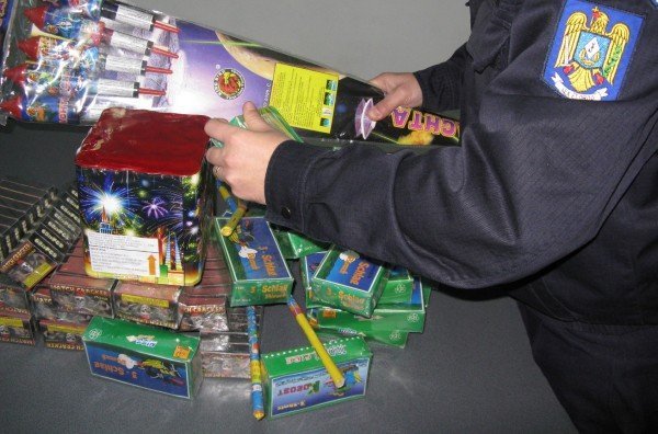 Articole pirotehnice confiscate de polițiști