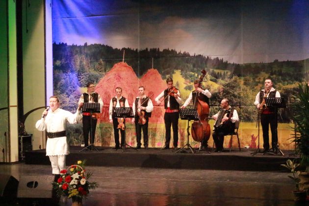 În faţa unei SĂLI ARHIPLINE, Petrică Mureşan şi-a LANSAT al TREILEA ALBUM. Spectacol de EXCEPŢIE