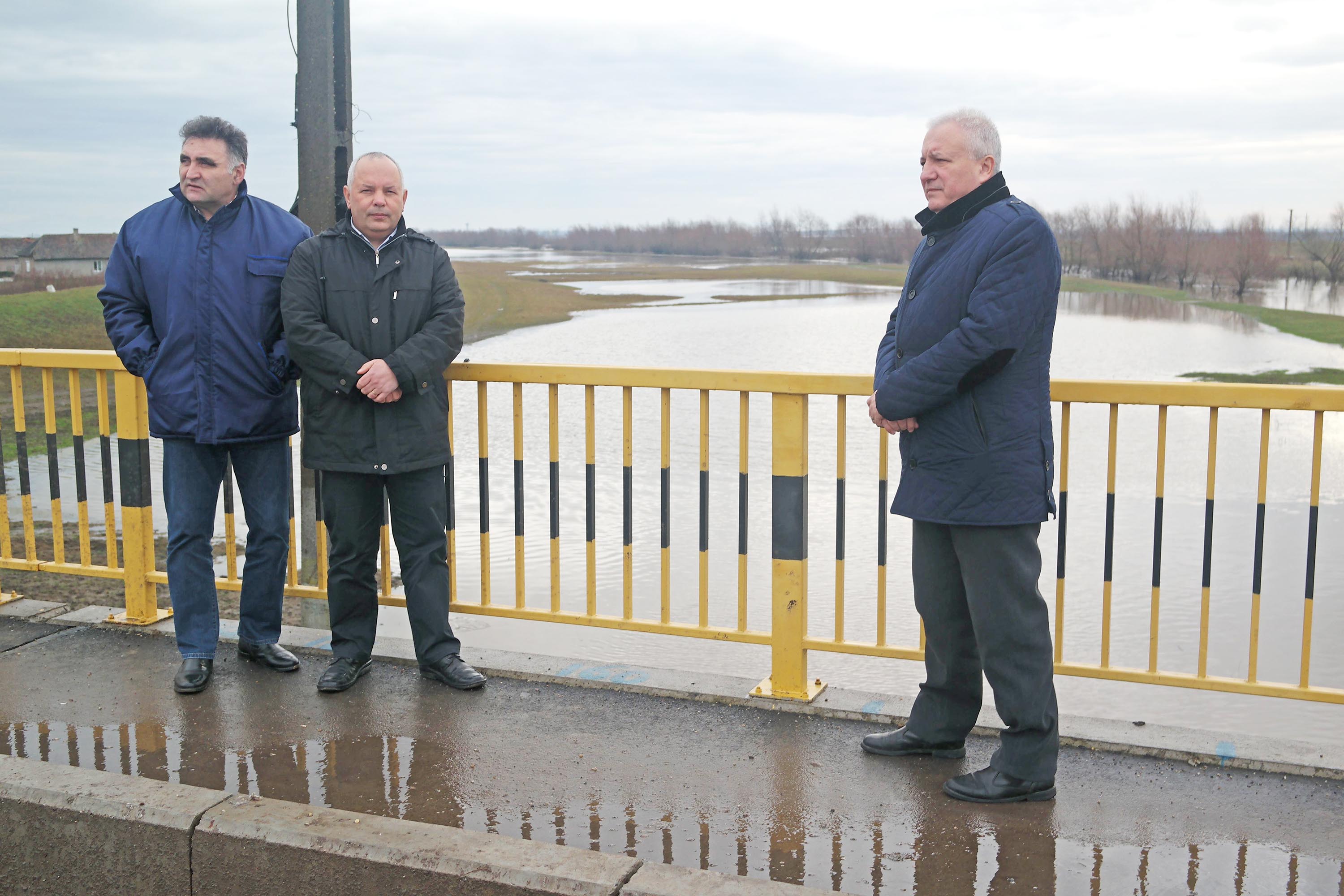 COD GALBEN de INUNDAŢII. Prefectul Avram a IEŞIT în inspecţie pe TEREN