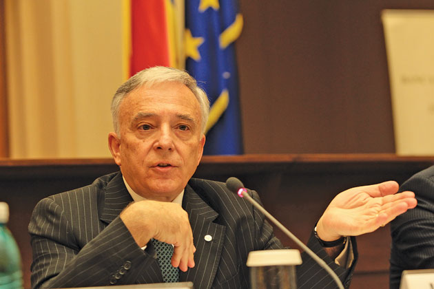 Creşterea salariilor este inevitabilă în România, dar trebuie făcută prudent, câte puţin