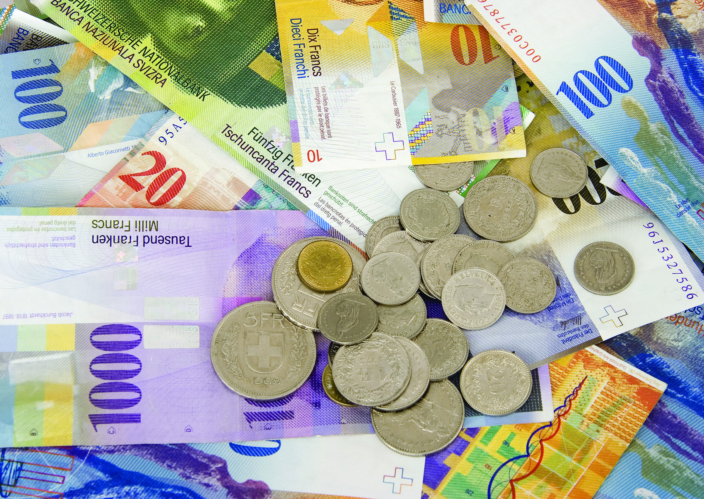 Francul va rămâne “supraevaluat” sau se va deprecia uşor în 2016