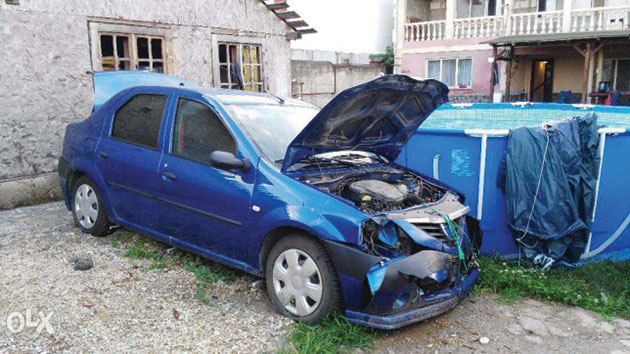 Trei indivizi au bătut crunt un tânăr şi i-au distrus maşina