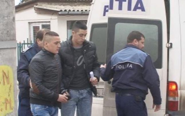 TREI indivizi au BĂTUT CRUNT un tânăr şi i-au DISTRUS maşina