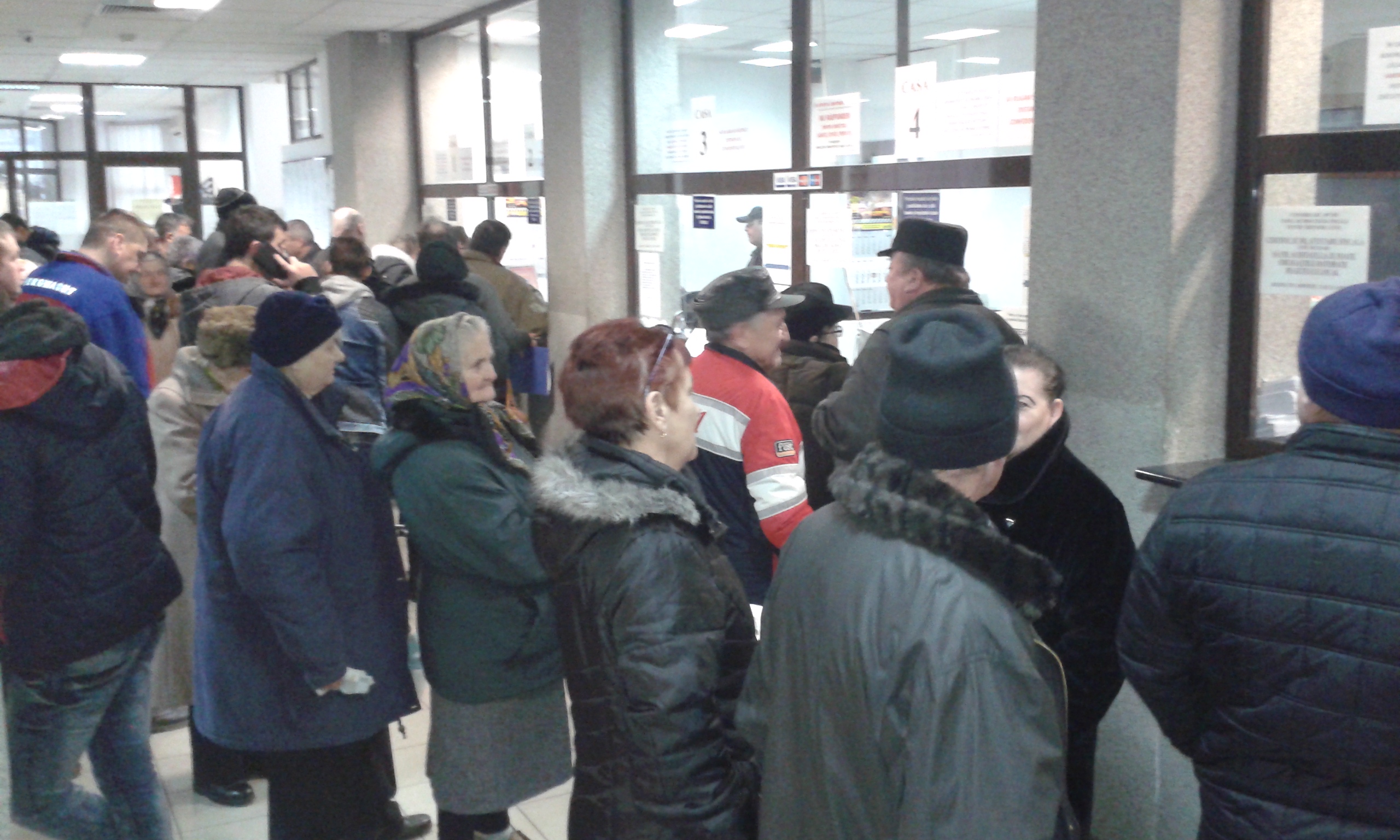 Pensionarii au luat cu asalt ghişeele DITL